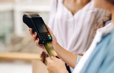 Em outubro, juros do rotativo do cartão de crédito estavam, em média, em 431,6% ao ano