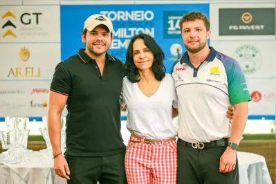 Família Takemura recebendo homenagem - Thiago, Nádia e Felipe Takemura