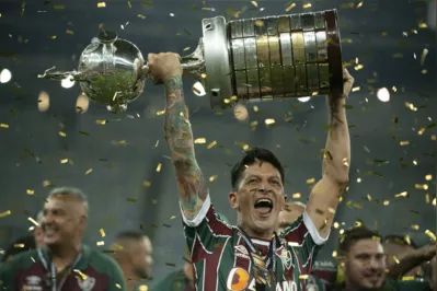 RJ - RIO DE JANEIRO - 04/11/2023 - LIBERTADORES 2023, BOCA JUNIORS X FLUMINENSE - German Cano jogador do Fluminense levanta a taca de campeao durante cerimonia de premiacao ao final da partida contra o Boca Juniors no estadio Maracana pela decisao do campeonato Libertadores 2023. (Foto: Jorge Rodrigues/AGIF/Folhapress)