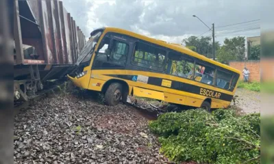 Ônibus com alunos da Apae foi atingido em cheio no cruzamento da linha férrea em Jandaia do Sul