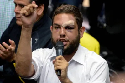 O deputado Juan Requesens durante protesto contra o regime de Maduro em Caracas em 2017