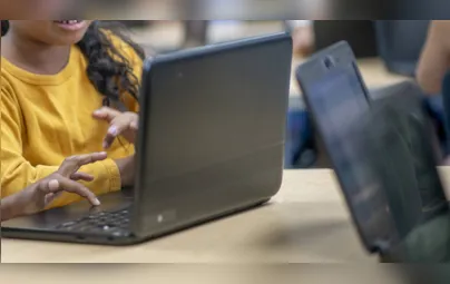 Imagem ilustrativa da imagem Apenas 58% das escolas no Brasil têm computador e internet para alunos
