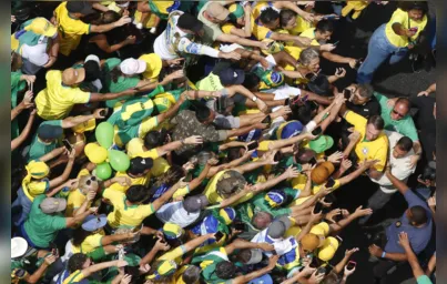 Imagem ilustrativa da imagem Bolsonaro reúne multidão, nega golpe e pede anistia a presos do 8 de janeiro