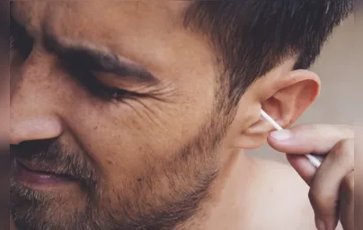 Imagem ilustrativa da imagem Cutucar o ouvido: uma mania perigosa e que pode comprometer a audição