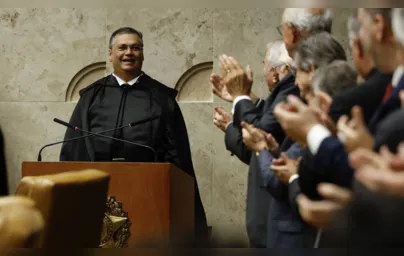 Imagem ilustrativa da imagem Flávio Dino toma posse como ministro do STF ao lado de Lula