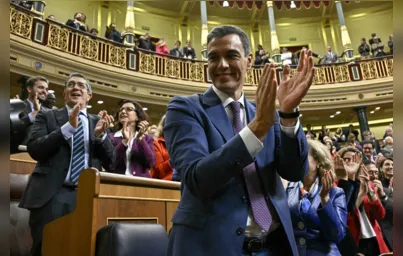 Imagem ilustrativa da imagem Pedro Sánchez costura acordo e é reeleito premiê da Espanha