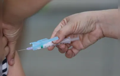 Imagem ilustrativa da imagem Vacina contra Covid-19 será incorporada no calendário da criança em 2024