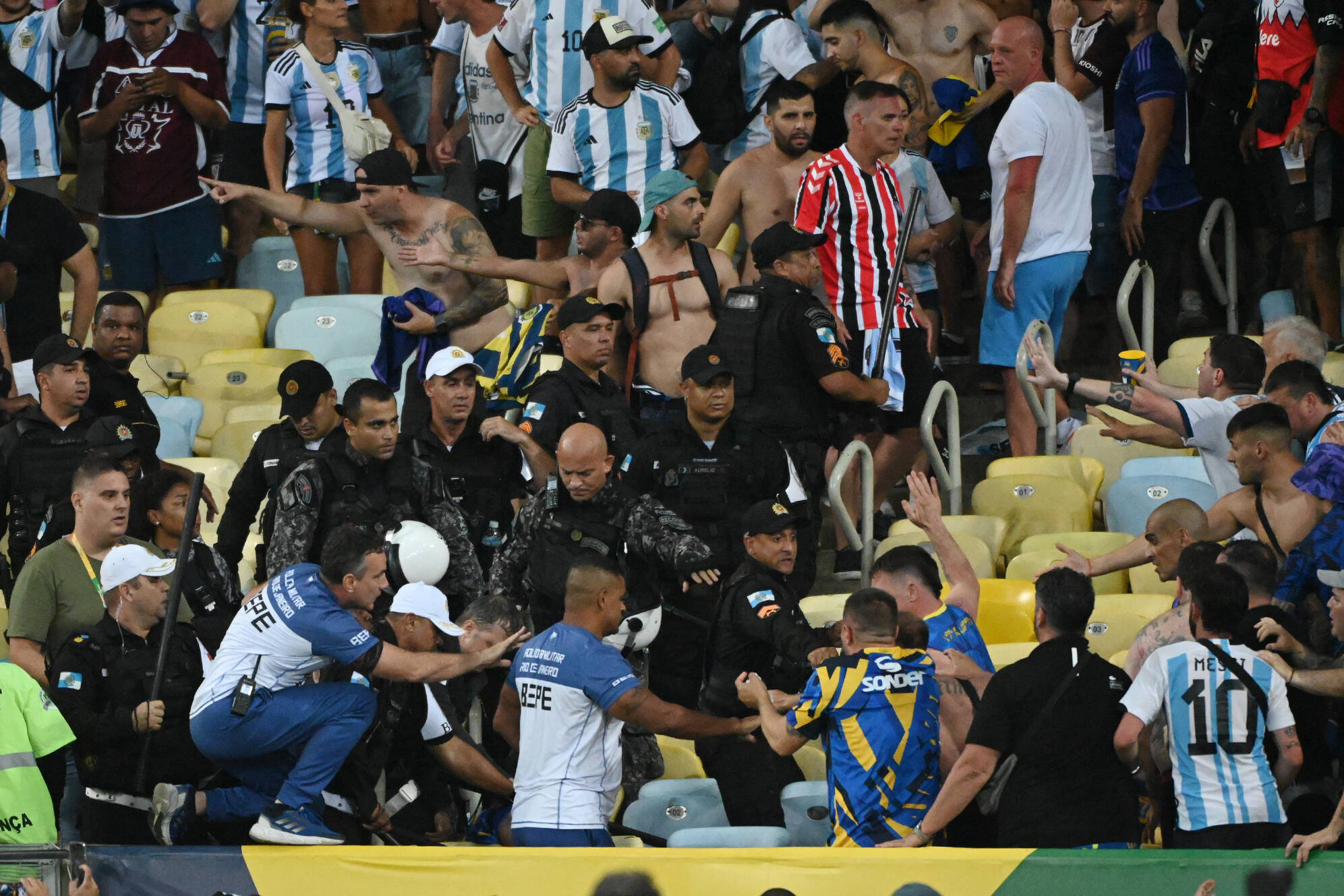 Brasil x Argentina, no Maracanã, tem pancadaria entre torcedores; jogo  atrasa em meia hora