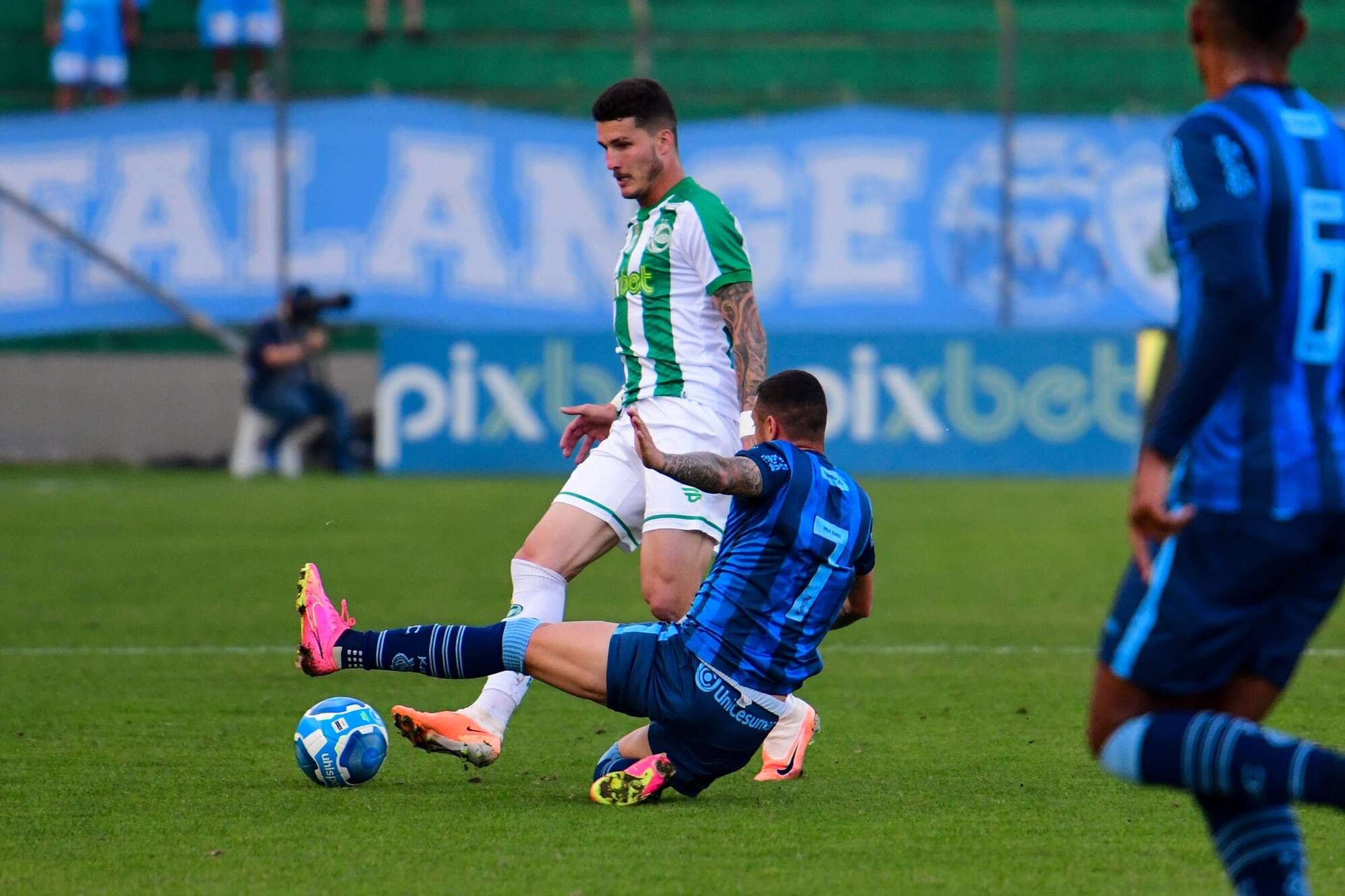 Jadson ponto para bater escanteio durante jogo contra o