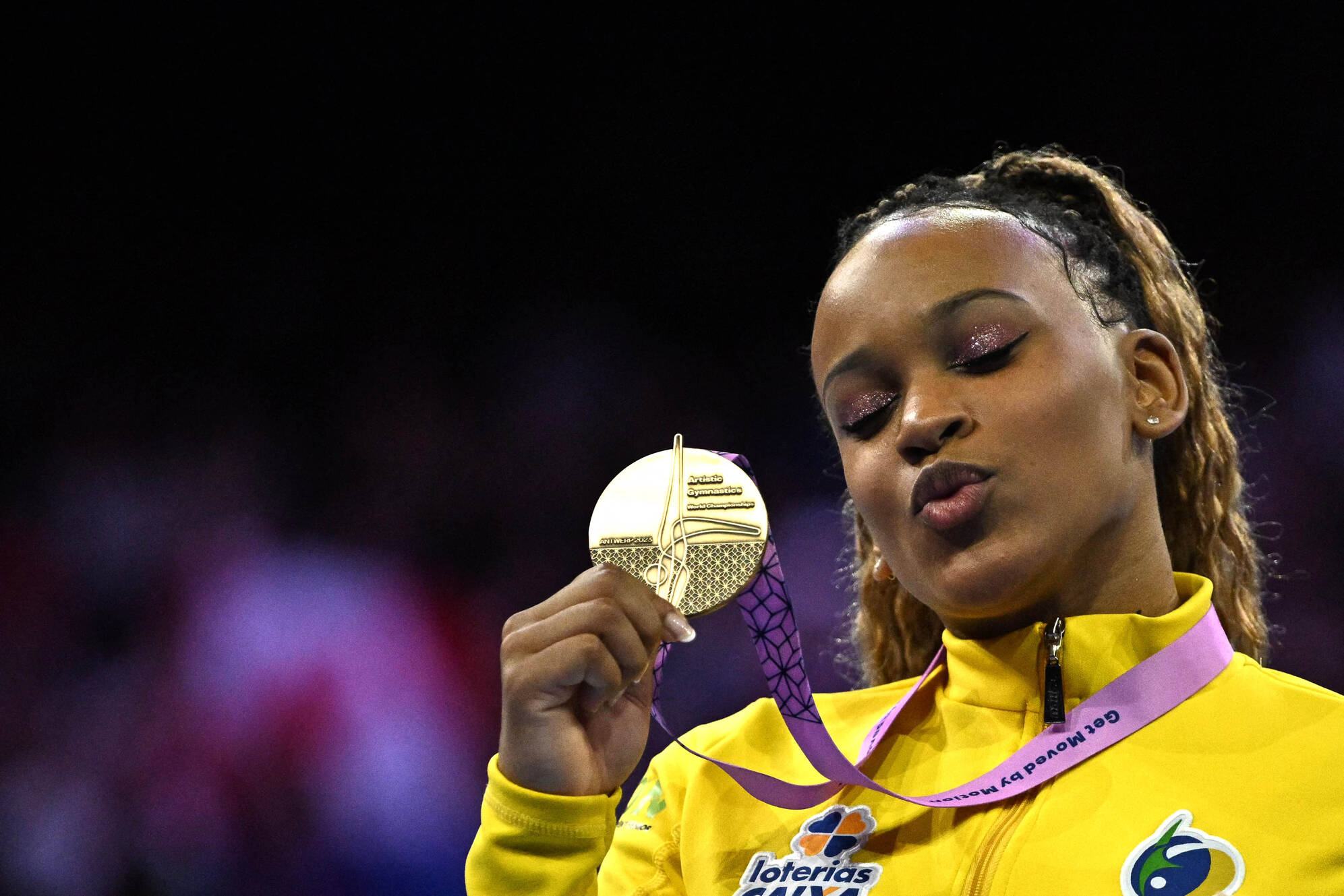 Rebeca Andrade conquista cinco medalhas e faz história no Mundial