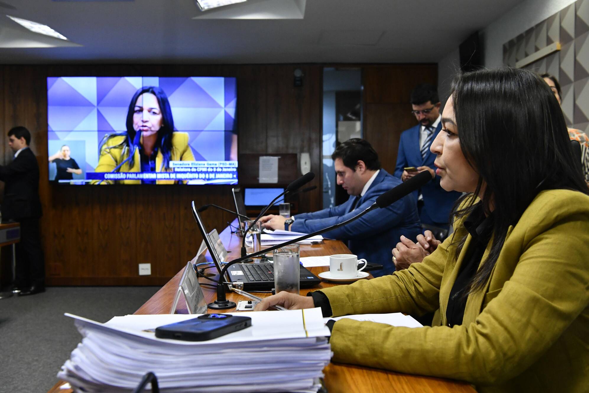 CPMI de 8 de Janeiro: Alvo de pedido de indiciamento, Carla Zambelli vai à  sessão de votação do relatório final, Política