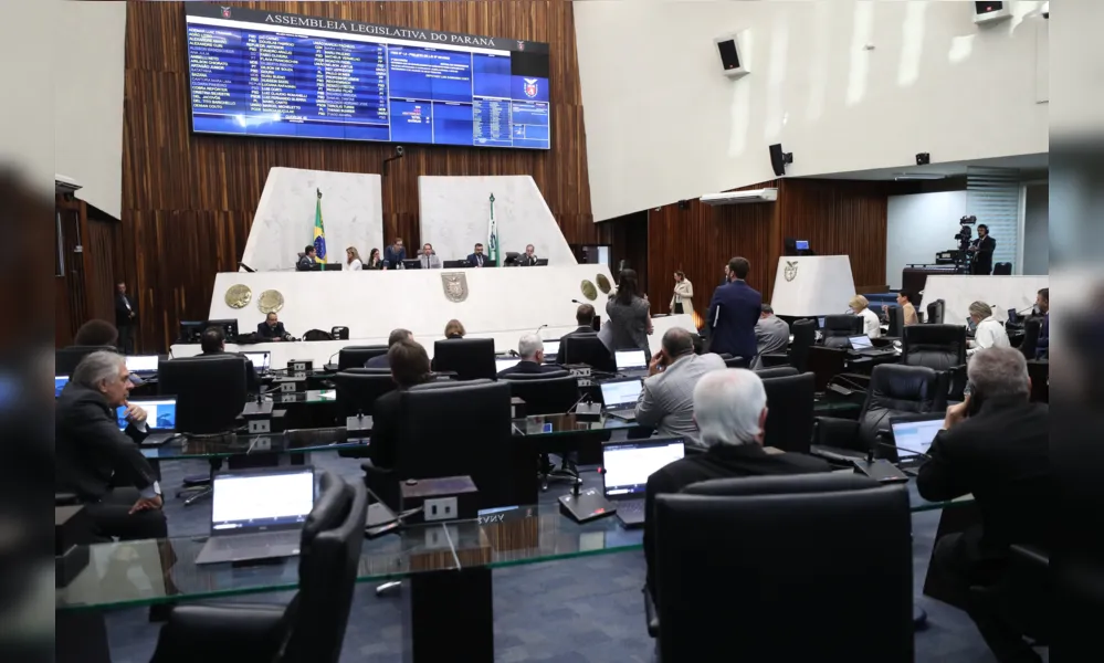 Deputados governistas e da oposição trocaram farpas contra e a favor do chamado "Parceiro da Escola"