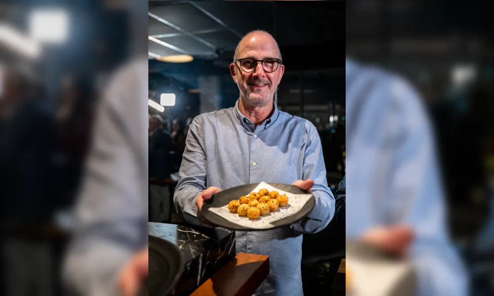 Marcelo Szpilman, CEO da Sustineri Piscis, mostra bolinhos de robalo: pescado obtido por cultivo celular