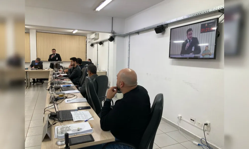 Advogado que defende Mara, Rafael Moraes, discursa em plenário