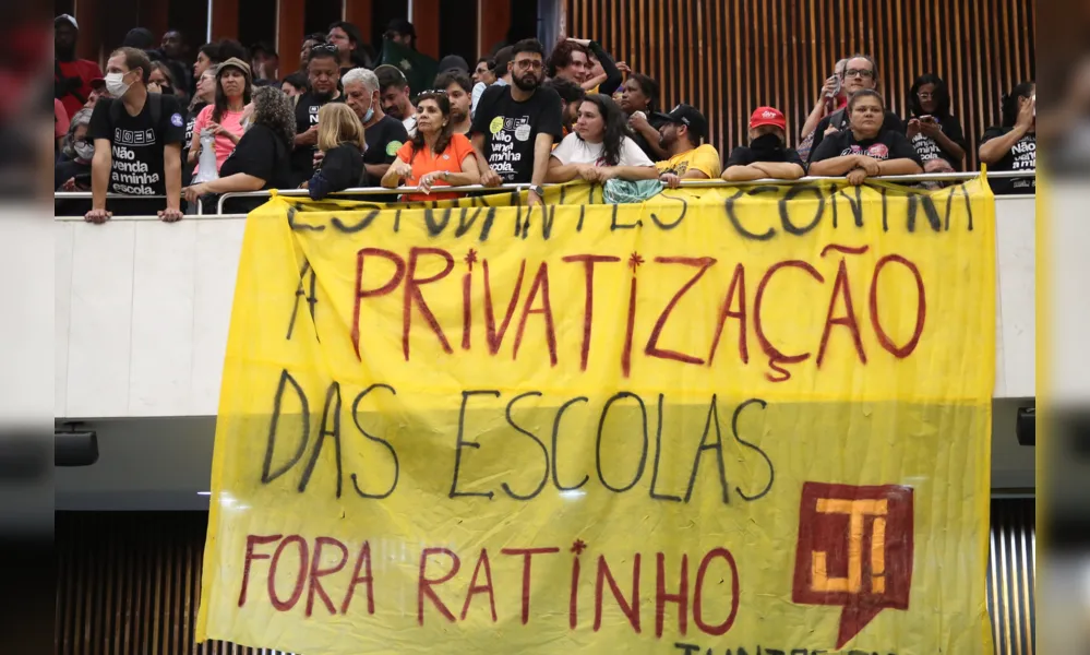 Manifestantes ocuparam as galerias da Alep na tarde de segunda-feira (3)