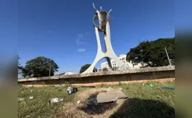 Praça do monumento O Passageiro acumula lixo, vandalismo e até fezes