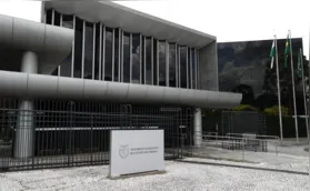 Estado do PR não poderá descontar salário de professores grevistas, diz MPT