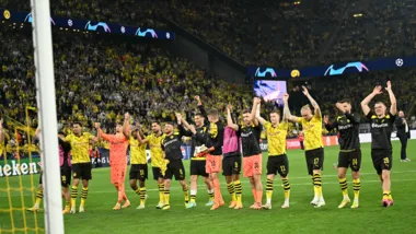 O time alemão celebra a vitória com a torcida no Signal Iduna Park, em Dortmund