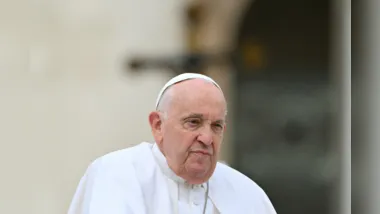 O dinheiro vem da Esmolaria Apostólica, departamento do Vaticano que faz caridade em nome do Pontífice