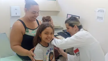 Lavínia da Silva de Oliveira e a mãe Karen: manter as vacinas em dia é obrigação de todos