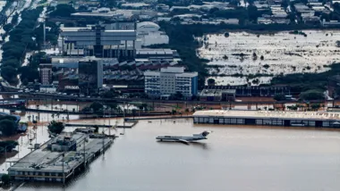 Sobrevoo na região de Canoas mostra área do aeroporto totalmente inundada
