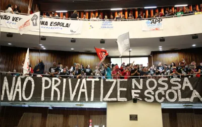 Imagem ilustrativa da imagem Alep aprova projeto de terceirização em escolas estaduais