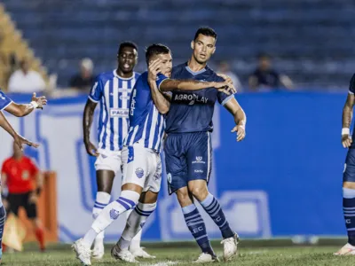 O zagueiro Rayan foi uma das novidades na escalação diante do CSA e agradou ao técnico Emerson Ávila; Tubarão ainda não venceu na Série C