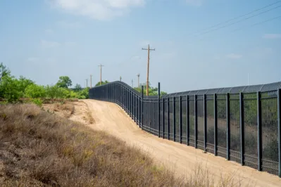 O texto permite que pedidos de asilo sejam negados caso a média diária de entrada de imigrantes supere 2.500 em sete dias