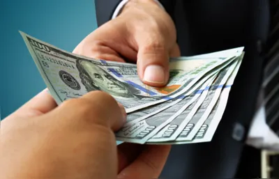 Imagem ilustrativa da imagem Dólar cai a R$ 5,11 após mudança de perspectiva de crédito do Brasil