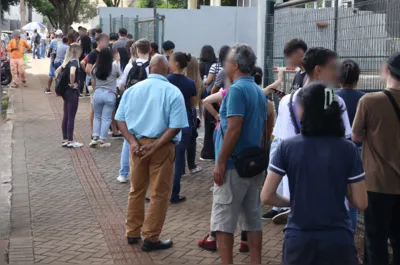 Os londrinenses encararam um tempo de espera de até cinco horas para atendimento no Fórum Eleitoral nesta quarta-feira, último prazo para regularizar o título de eleitor
