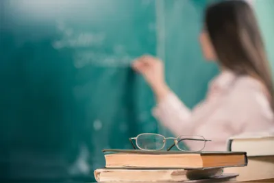 Neste ano, 64,4% dos que concluíram a graduação para ser professor da educação básica se formaram na modalidade a distância