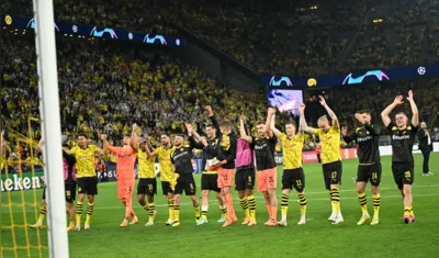 O time alemão celebra a vitória com a torcida no Signal Iduna Park, em Dortmund