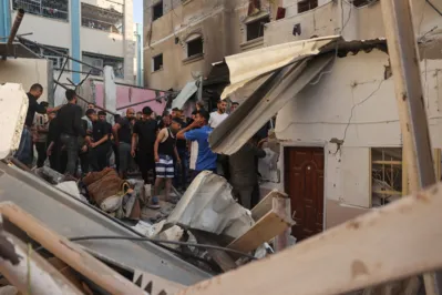 Pouco depois do ataque do Hamas, um ataque aéreo israelense atingiu uma casa em Rafah, matando três pessoas e ferindo várias