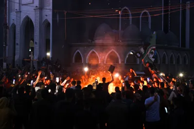 Palestinos comemoram em Rafah, no sul da Faixa de Gaza, após o Hamas anunciar que aceita proposta de trégua ao conflito em curso contra Israel