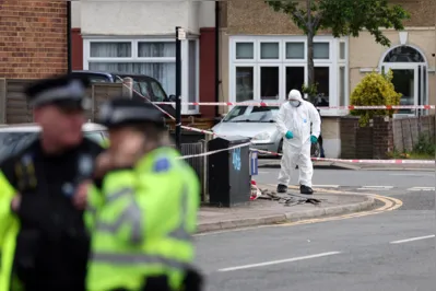 Policiais forenses examinam a cena do crime em Hainault, leste de Londres, na última terça-feira (30)