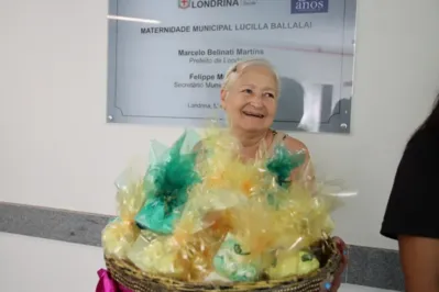 Imagem ilustrativa da imagem Idosas do CCI Oeste entregam sapatinhos de lã na Maternidade Municipal