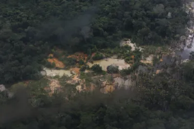 Área de garimpo ilegal na Terra Indígena Yanomami vista em sobrevoo ao longo do rio Mucajaí