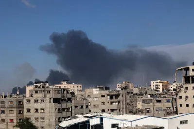 Em Jabalia, o maior dos oito campos de refugiados de Gaza, autoridades de saúde ligadas ao Hamas disseram ter recuperado 20 corpos após ataques aéreos