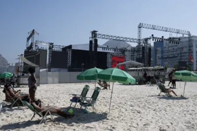 Palco para o megashow da rainha do pop na praia de Copacabana: golpistas estão cobrando até R$ 2 mil para quem quiser ficar mais próximo