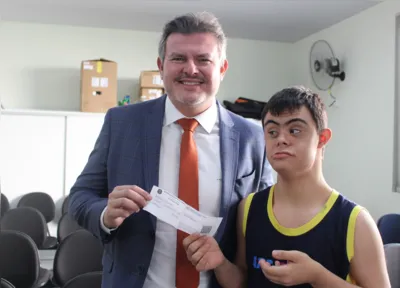 O jovem Guilherme, 17, foi um dos primeiros alunos atendidos nesta sexta-feira (3). Ele posou para foto ao lado do desembargador Alexandre Ricardo Fogaça