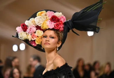 A atriz Zendaya, com um vestido escultural, foi um dos destaques da noite de gala do Metropolitan Museum of Art