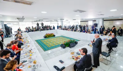 "A gente não vai viver em uma eterna briga. Porque se você optar pela briga não aprova nada.", minimizou Lula a jornalistas