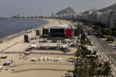 Vista aérea da Praia de Copacabana onde está sendo montado o palco para o show de Madonna no próximo sábado