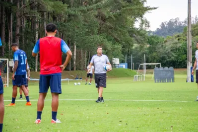 Com experiência em Série A e B, Claudinei Oliveira estreia no Londrina e também na Série C neste domingo diante do São Bernardo