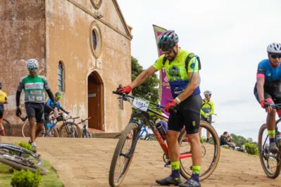 O trajeto compreende 90 km de estradas rurais em paisagens contemplativas por entre capelas e igrejas construídas por imigrantes