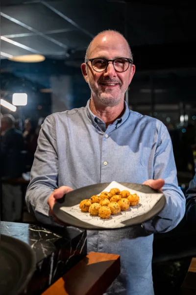 Marcelo Szpilman, CEO da Sustineri Piscis, mostra bolinhos de robalo: pescado obtido por cultivo celular