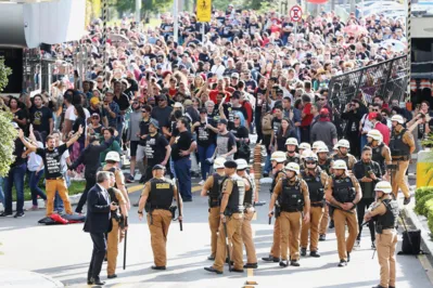 A Polícia Militar usou bombas de gás lacrimogêneo para tentar impedir o acesso de manifestantes ao plenário da Assembleia Legislativa do Paraná (Alep)