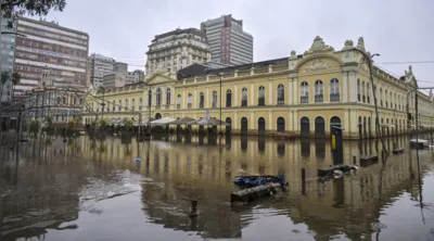 Ruas alagadas em Porto Alegre: emergência climática