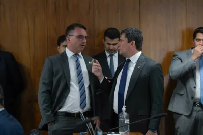 Imagem ilustrativa da imagem TSE multa Flávio Bolsonaro, Carla Zambelli e outros bolsonaristas