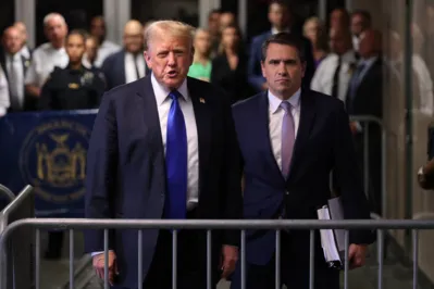 O ex-presidente dos EUA e candidato presidencial republicano Donald Trump ao lado do advogado Todd Blanche